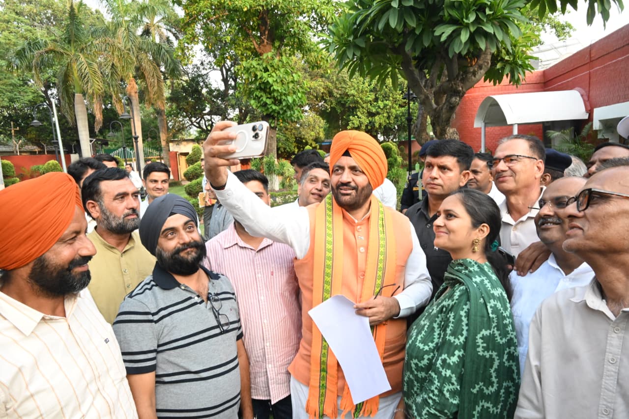 Close-up of Dr. Dahiya and CM Nayab Singh Saini during discussion on mushroom farming policy