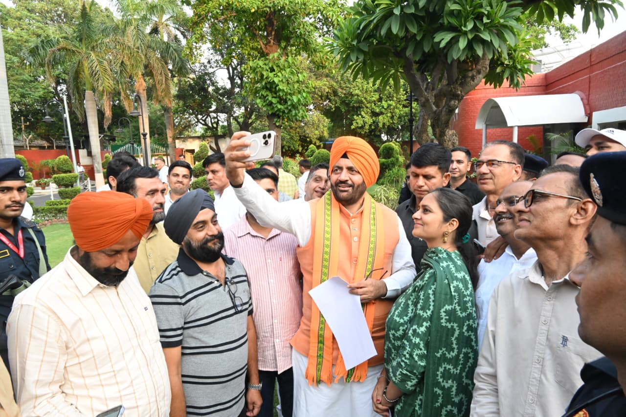 Group photo of mushroom farmers delegation with CM Nayab Singh Saini
