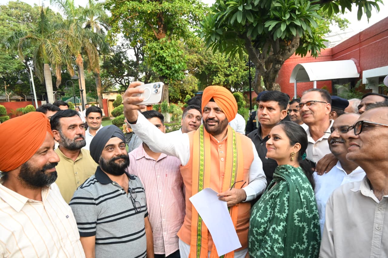 Dr. Sonia Dahiya presenting memorandum to CM Nayab Singh Saini on behalf of mushroom farmers