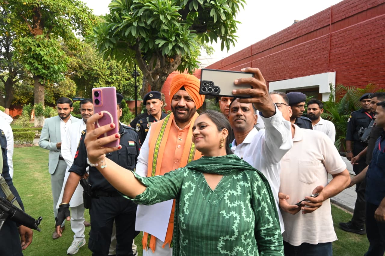 Dr. Sonia Dahiya with Haryana CM Nayab Singh Saini taking a selfie during the meeting on mushroom farming challenges