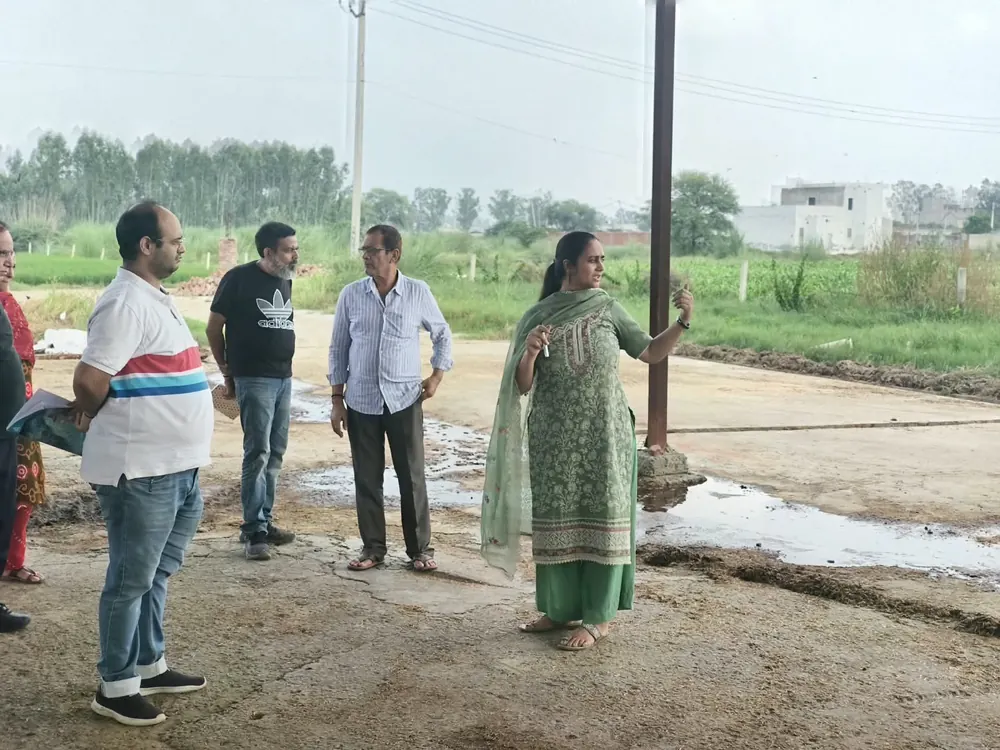 Dr. Sonia Dahiya briefing a training group beside the composting yard at Barwasni